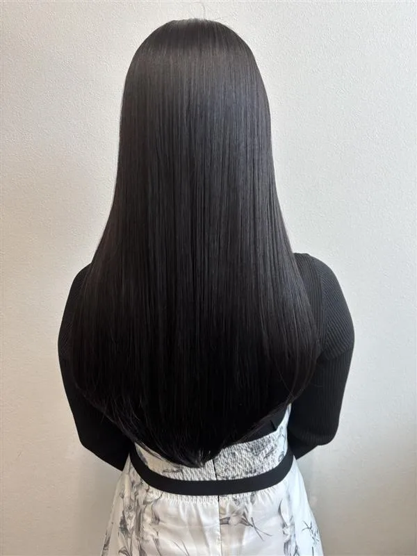 黒髪の艶が際立つロングストレート