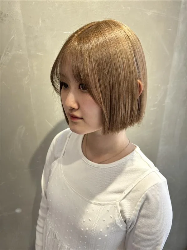 明るめカラーのミニボブ
